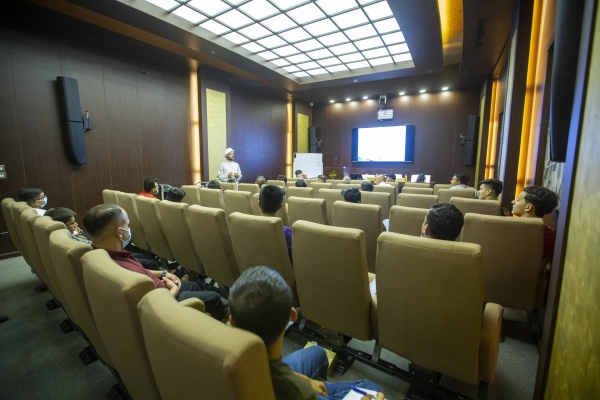 مركز ملتقى القمر يستضيف مجموعة شبابية من ديالى