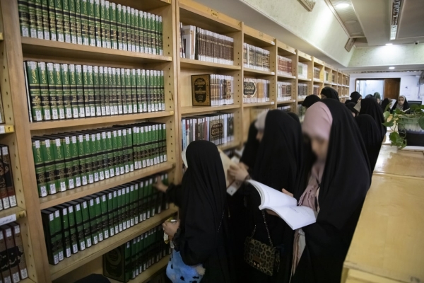 مكتبة أمّ البنين (عليها السلام) النسوية تستقبل  مدرسة فدك الزهراء عليها السلام الدينية 