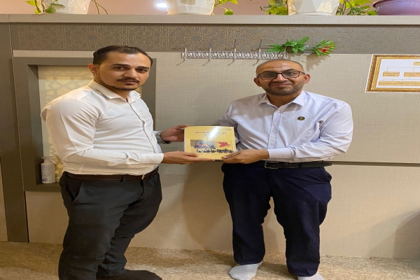 المركزُ العراقيُّ لتوثيقِ جرائِم التّطرُّف يهدي مجموعةً من إصداراتِهِ إلى مكتبةِ مسجدِ الكوفةِ المعظم.