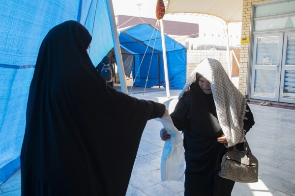 الخيمة الثقافيّة لمكتبة أمّ البنين (عليها السلام) تقدّم خدماتها الفكريّة والثقافيّة للزائرات...‏