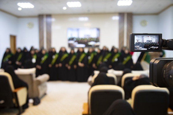 مشاركة فاعلة لمكتبة أمّ البنين النسويّة في حفل تخرّج الدفعة الأولى من طالبات جامعة أم البنين الإلكترونيّة