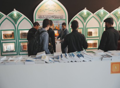 إقبال كبير على نتاجات قسم الشؤون الفكريّة والثقافيّة في معرض طهران الدوليّ للكتاب