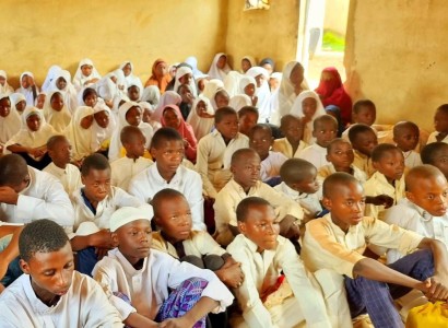 قسم الشؤون الفكرية والثقافية يلتقي بملاكات وطلبة مدرسةٍ دينيّة في نيجيريا مقدما لهم عددا من النصائح