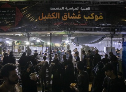 موكب عشاق الكفيل يقدّم أكثر من خمسة آلاف وجبة للزائرين يوميًا