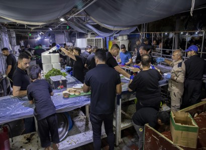 بالصور.. خدام موكبُ عشاق الكفيل يتفانون بتقديم أفضل الخدمات لزائري الأربعين