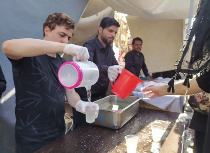 إضافة لعملهم في الجانب الفكري والثقافي كوادر مركز ملتقى القمر الثقافي يقدّمون خدمات مختلفة للزائرين