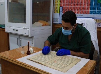 قسم الشؤون الفكريّة والثقافيّة يشرع بترميم مخطوطة للمصحف الشريف تعود لعام 1089هـ