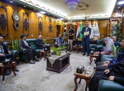 وزارة الاتصالات تُهدي العتبة العباسية عددًا من الطوابع البريدية