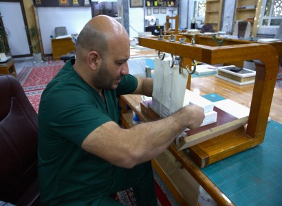 قسم الشؤون الفكريّة والثقافيّة يواصل ترميم كتاب الإنجيل المكتوب باللغة الألمانية