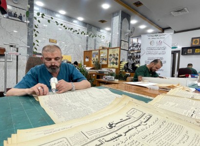 مركز الفضل يباشر بترميم المجموعة الثانية من الصحف القديمة العائدة للمجمع العلمي العراقي