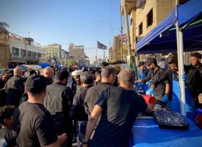 خدّام موكب عميد بني هاشم (عليه السلام) يواصلون تقديم خدماتهم بسخاء للزائرين