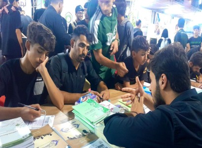 على محوري بابل والنجف.. مركز ملتقى القمر يواصل تقديم خدمات فكرية وثقافية للزائرين