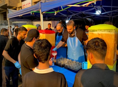 موكب عميد بني هاشم (عليه السلام) يواصل تقديم خدماته الاستثنائية لزائري الأربعين