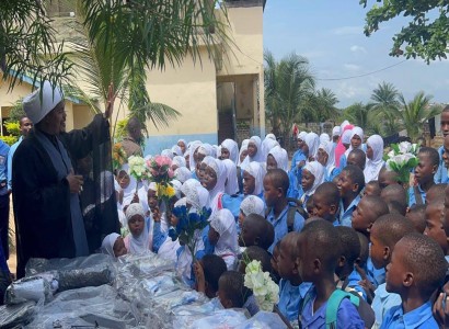 دعماً لشريحة الأيتام والفقراء ...قسم الشؤون الفكرية يطلق مبادرة توزيع القرطاسية لطلبة المدارس في سيراليون .