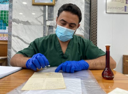 المختبر الكيميائي: الخطوة الأولى في ترميم التراث المخطوط