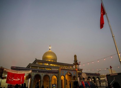 ضمن فعّاليّات المهرجان النسوي.. رفع راية أبي الفضل العباس (عليه السلام) في مدينة كراتشي الباكستانية