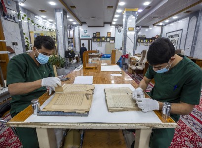 قسم الشؤون الفكريّة والثقافيّة يباشر بترميم الوجبة الثانية من مخطوطات العتبة الكاظميّة المقدّسة