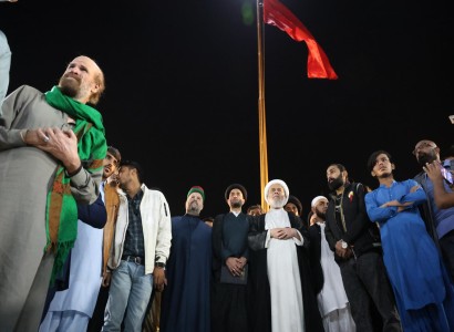 وفد العتبة العبّاسيّة المقدّسة يرفع راية أبي الفضل العباس (عليه السلام) وسط مسجد الجعفرية في باكستان