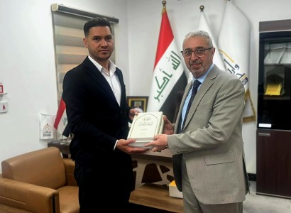 قسم الشؤون الفكرية يهدي كتاب شرح دعاء أبي حمزة الثمالي الى جامعة وارث الأنبياء (عليه السلام)