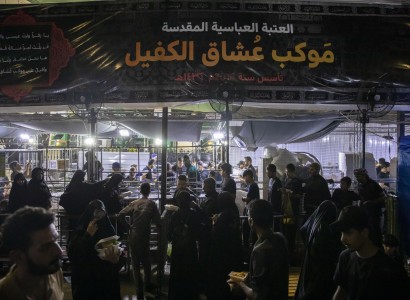 موكب عشاق الكفيل يقدّم أكثر من 5000 وجبة طعام يوميًا لزائري الأربعين