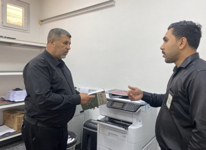 رئيس قسم الشؤون الفكرية يتابع عمل وحدة الطباعة الورقية في مجمع سيد الماء