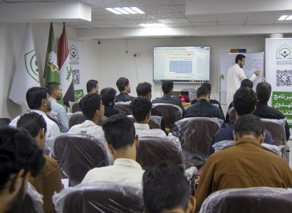 قسم الشؤون الفكرية يقدم محاضرة ثقافية عن الشخصية المؤثرة لوفد طلابي من ذي قار