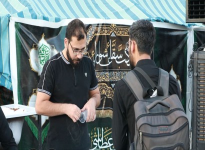 موكب "سقاء عاشوراء" يواصل تقديم خدماته لزائري الأربعين في مدينة النجف الأشرف