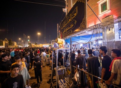 موكب عشاق الكفيل يقدّم أكثر من 5000 وجبة طعام يوميًا لزائري الأربعين